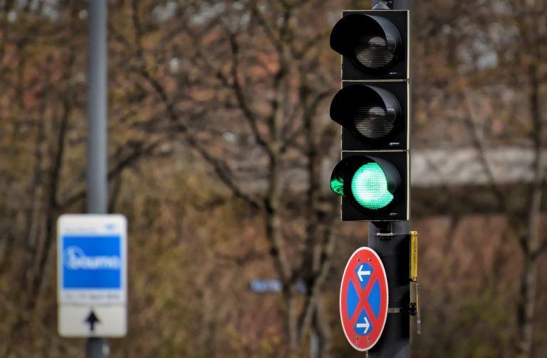 Мигащ зелен сигнал и секундарници на светофарите в София